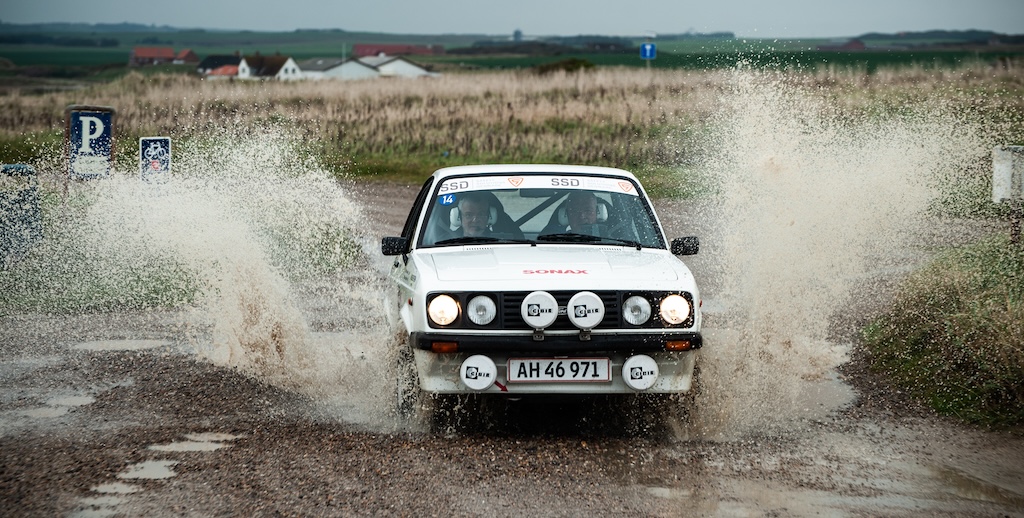 Da Lemvig og Omegns Motor Sport i 2022 arrangerede en afdeling af SONAX DASU Classic, var der underholdning ved klitterne i Ferring. Her forcerer det Sjællandske hold, Michael Kristiansen og Michael Andersen en af de stor vandpytter i udkanten af Ferring.
(Foto: rallypics.dk / Viggo Johansen)